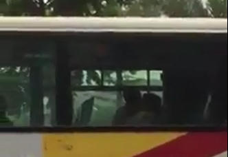 [Clip]: Cặp đôi vô tư "khóa môi" trên xe buýt giữa phố Hà Nội