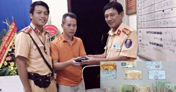 Cảnh sát Giao thông Thủ đô trao trả lại hàng chục triệu đồng cho người bị mất