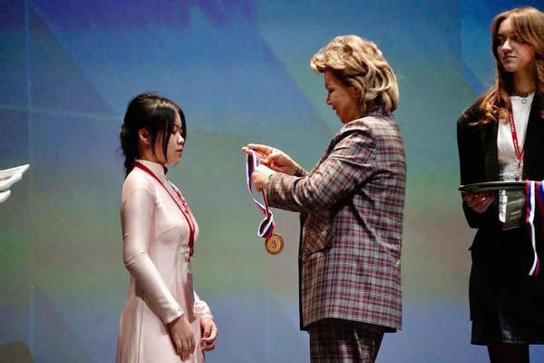 Nữ sinh Nghệ An giành Huy chương Đồng Cuộc thi Olympiad quốc tế tiếng Nga