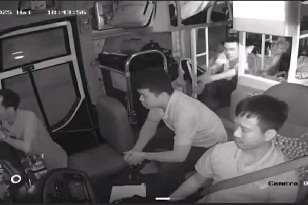 Phẫn nộ hình ảnh nam hành khách đánh tài xế xe đường dài khi đang lưu thông
