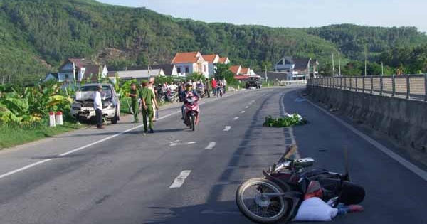 Quảng Ngãi: Xe 7 chỗ tông xe máy đi cả trăm mét, một phụ nữ tử vong