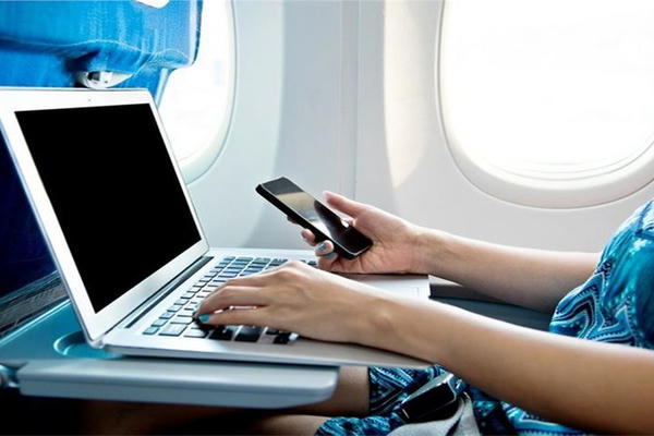 Nhiều hãng hàng không cấm khách hàng sử dụng pin sạc dự phòng trên chuyến bay