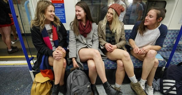 Giới trẻ thích thú hưởng ứng ngày hội "Không mặc quần đi tàu điện"
