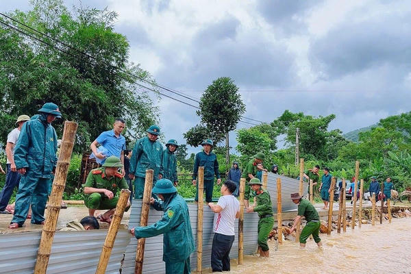 Công an tỉnh Nghệ An huy động 100% quân số, ứng trực 24/24 giờ khắc phục hậu quả bão số 10