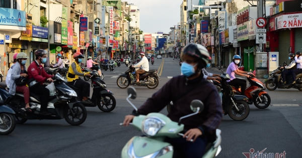 Những hình ảnh đối lập trước và sau 18h ở TP.HCM