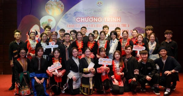 Trao tặng 40 máy tính cho sinh viên nghèo người Dao chào đón năm học mới Trao tặng 40 máy tính cho sinh viên nghèo người Dao chào đón năm học mới