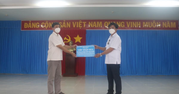 Cần Thơ: Tiếp nối, chung tay chia sẻ khó khăn cùng người dân bị ảnh hưởng bởi dịch Covid-19 Cần Thơ: Tiếp nối, chung tay chia sẻ khó khăn cùng người dân bị ảnh hưởng bởi dịch Covid-19