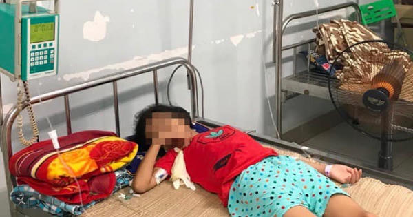 Mua nước uống ở cổng trường, bé 11 tuổi bị đưa nhầm axit, nguy kịch tính mạng Mua nước uống ở cổng trường, bé 11 tuổi bị đưa nhầm axit, nguy kịch tính mạng