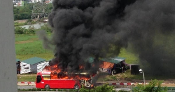 Clip: Xe khách bốc cháy ngùn ngụt trên đường cao tốc Pháp Vân - Cầu Giẽ