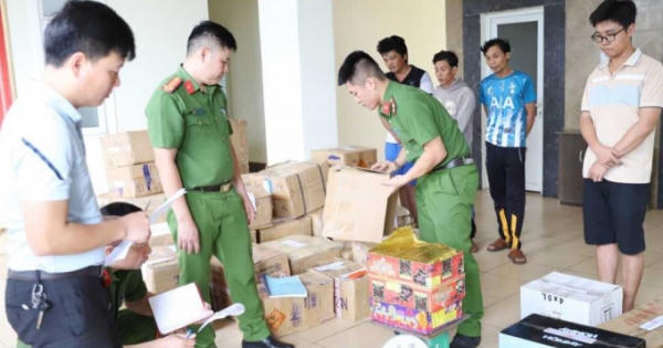 Bắt 4 đối tượng, thu gần 1,5 tấn pháo các loại