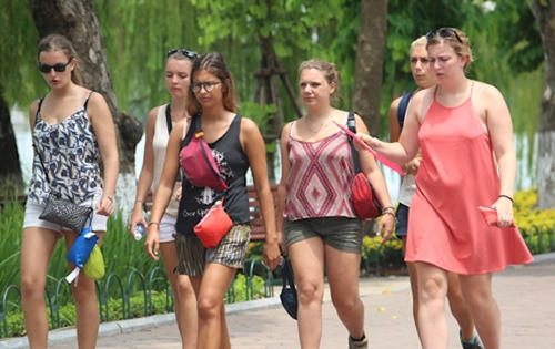 Hà Nội có thể bêu tên người mặc 'hở hang, phản cảm'