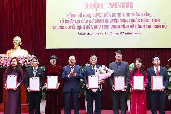 Lạng Sơn công bố Nghị quyết tổ chức lại các cơ quan chuyên môn và công tác cán bộ