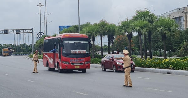 CSGT Công an Quảng Ninh ra quân tổng kiểm soát ôtô vận tải hành khách và container CSGT Công an Quảng Ninh ra quân tổng kiểm soát ôtô vận tải hành khách và container