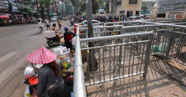 Rào chắn như 'mê cung' ở vỉa hè Sài Gòn