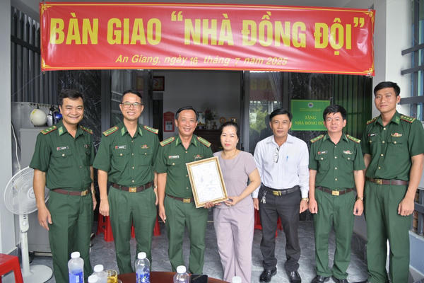 Bộ đội Biên phòng tỉnh An Giang trao 7 căn “Nhà đồng đội”