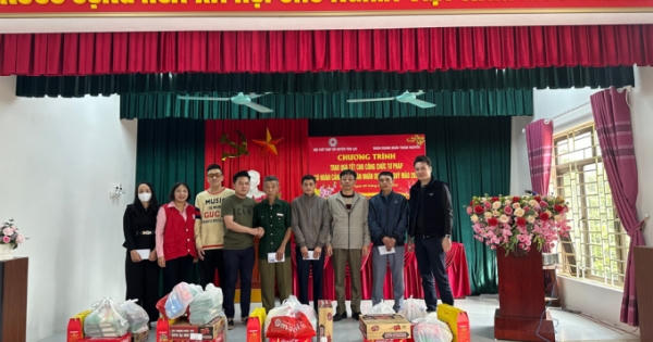 Trao quà Tết tới cán bộ Tư pháp huyện Tân Lạc có hoàn cảnh khó khăn năm 2023