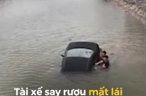 Hãi hùng với Clip ô tô lao xuống sông, người dân nhảy xuống đập vỡ kính cứu tài xế