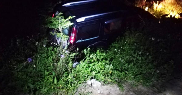 Nghệ An: Xe 7 chỗ lao xuống bên quốc lộ, 1 người chết 2 người bị thương Nghệ An: Xe 7 chỗ lao xuống bên quốc lộ, 1 người chết 2 người bị thương