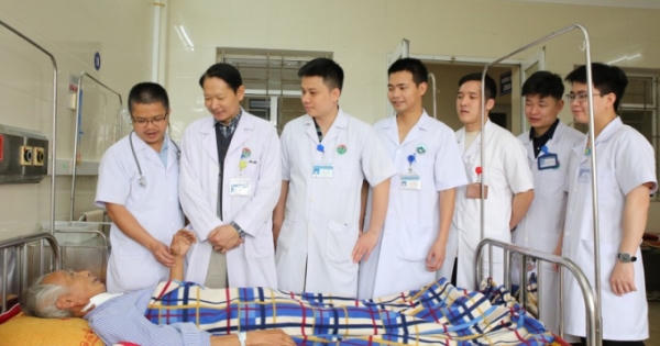 Cứu sống cụ ông bị thanh sắt dài 30 cm đâm vào cổ
