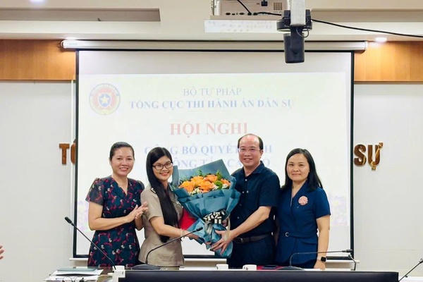 Trao quyết định bổ nhiệm Phó Vụ trưởng Vụ Nghiệp vụ 2 Tổng cục Thi hành án dân sự