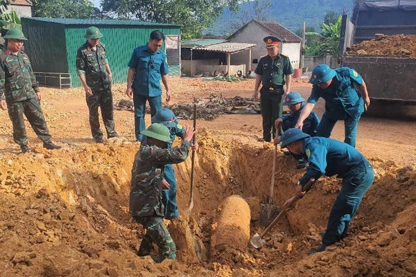 Hủy nổ thành công quả bom 350 kg trong vườn nhà dân ở Nghệ An