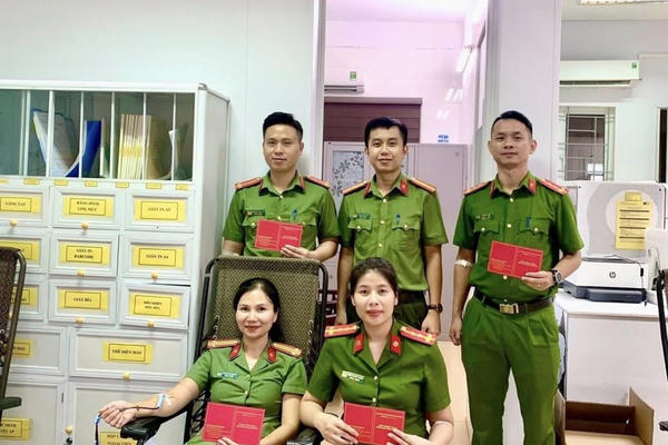 4 cán bộ Công an tỉnh Hà Tĩnh kịp thời hiến máu cứu người