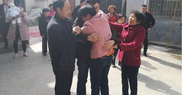 Cuộc hội ngộ chan đầy nước mắt của đứa trẻ bị bắt cóc 21 năm