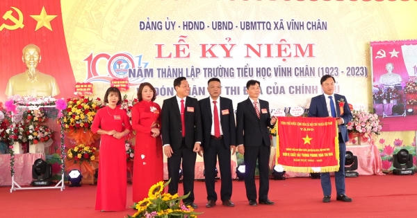 Trường Tiểu học Vĩnh Chân đón nhận Cờ thi đua của Chính phủ Trường Tiểu học Vĩnh Chân đón nhận Cờ thi đua của Chính phủ