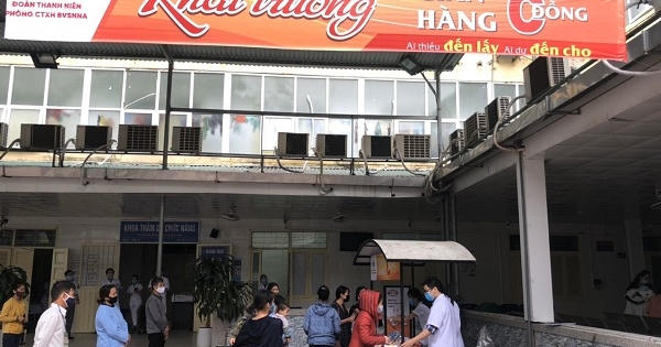 Bệnh nhân nghèo xúc động khi không cần tiền vẫn mua được đồ ở “Gian hàng 0 đồng” giữa đại dịch