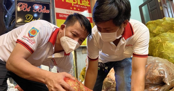 Báo Pháp luật Việt Nam và các nhà hảo tâm tặng người dân Đồng Nai 50 tấn rau, củ