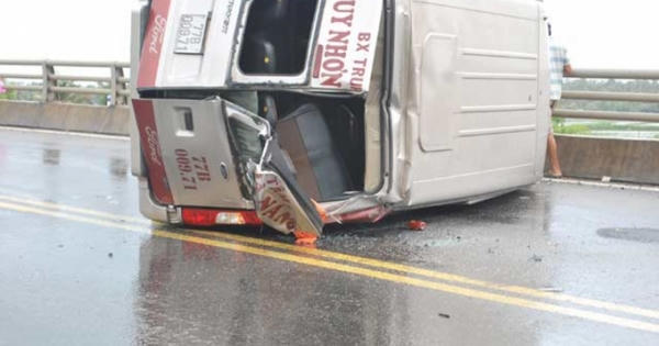 Quảng Ngãi: Xe khách lật nhào, 4 người thương vong