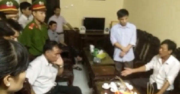 Đặt thi thể hài nhi lên bàn làm việc của giám đốc bệnh viện Đặt thi thể hài nhi lên bàn làm việc của giám đốc bệnh viện