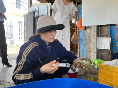 Phát hiện người phụ nữ trực tiếp bơm thạch rau câu vào tôm hùm đã chết để bán ra thị trường