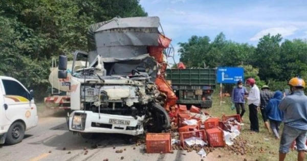 Tin giao thông đến sáng 13/8: Tài xế tử vong khi ô tô tải tông đầu xe đầu kéo; xe Toyota Vios phóng ngược chiều trên Quốc lộ 1