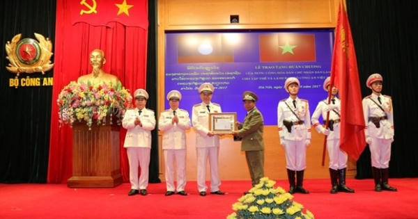 Bộ Công an Việt Nam nhận phần thưởng cao quý do Lào trao tặng