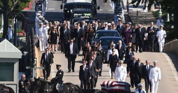 Thượng nghị sĩ John McCain an nghỉ cạnh bạn thân