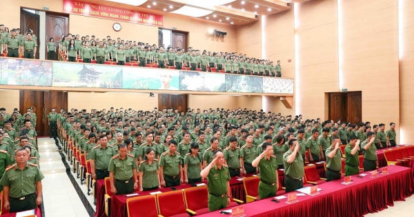 Xúc động hình ảnh công an Hà Nội tưởng niệm các nạn nhân tử vong trong vụ cháy chung cư mini Xúc động hình ảnh công an Hà Nội tưởng niệm các nạn nhân tử vong trong vụ cháy chung cư mini