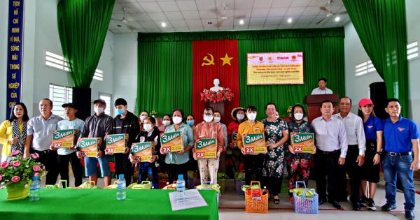 Tặng 120 phần quà và tuyên truyền pháp luật đến người dân tại Long An Tặng 120 phần quà và tuyên truyền pháp luật đến người dân tại Long An