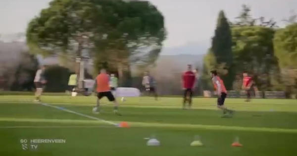 [Clip]: Văn Hậu dứt điểm ghi bàn đẹp mắt trên sân tập của SC Heerenveen