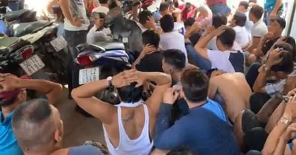 Phá trường gà bắt giữ hàng chục con bạc ở vùng ven TP.HCM