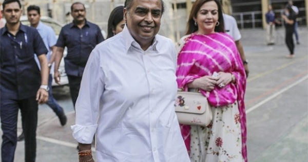 Tỷ phú giàu nhất châu Á đổ tiền mua sắm để đối đầu Amazon