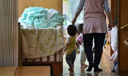 Nhật bản: Cho con đi nhà trẻ, cha mẹ như chơi xổ số