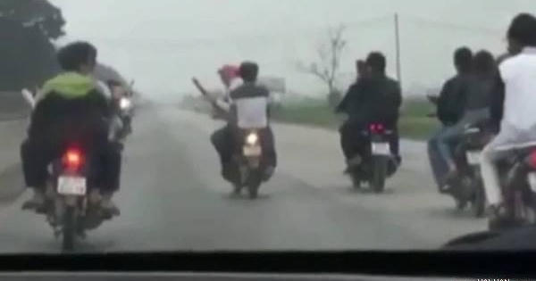 Nhóm thanh niên đánh võng, lái xe bằng chân