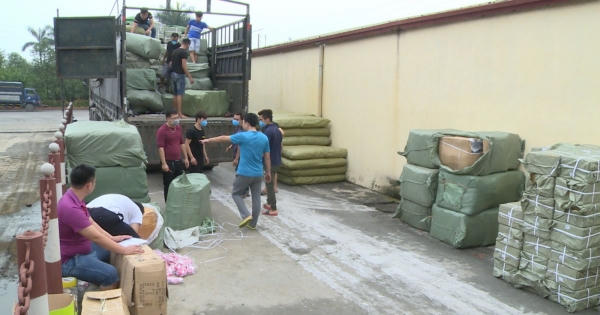 Thái Bình: Phát hiện 30 tấn hàng hóa không rõ nguồn gốc đang trên đường tiêu thụ