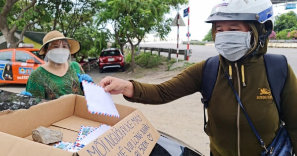Người phụ nữ chờ đến 12h đêm với thùng tiền “Mỗi người đi xe máy về quê vui lòng nhận 500K”