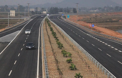 Chính phủ đốc thúc 3 bộ thi công thí điểm một km đường