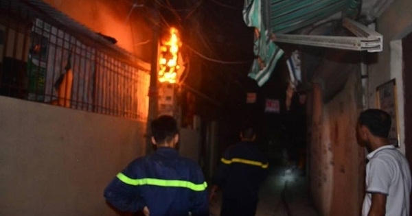 Hà Nội: Cột điện bỗng dưng bốc cháy, cả khu phố hoảng loạn