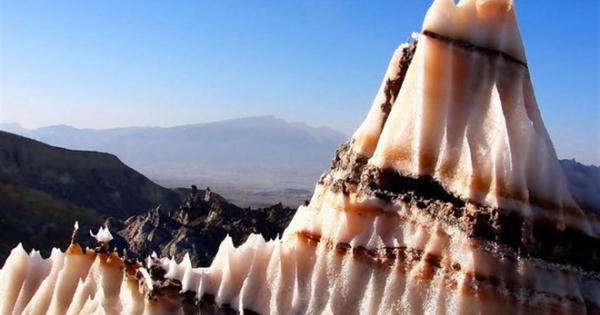 Cảnh đẹp mê mẩn của núi muối trải dài 12km