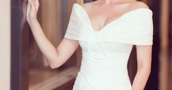 Trương Quỳnh Anh đẹp kiêu sa với đầm trắng quyến rũ