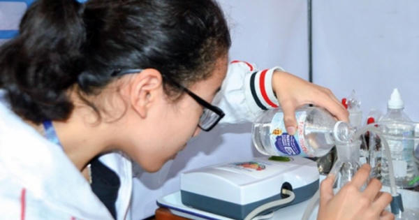 Hai nữ sinh lớp 11 dùng ozone trị viêm loét cho người bệnh đái tháo đường